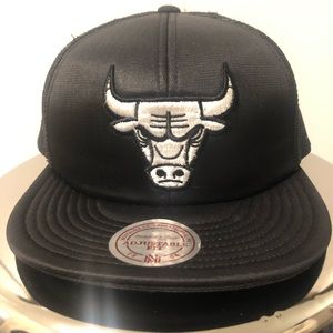 ⚫️⚪️ Chicago Bulls NBA Black Trucker Hat